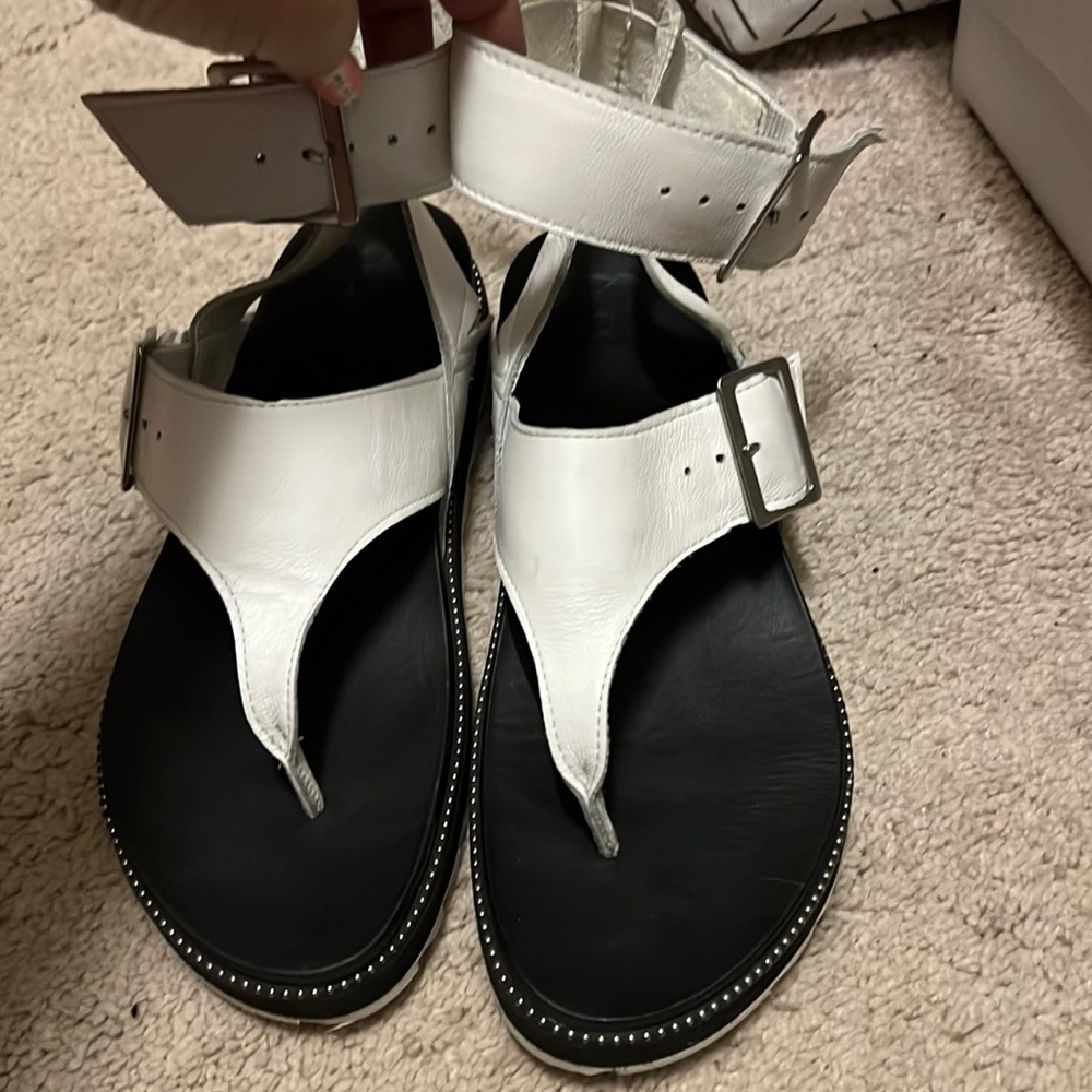 Sorel T strap sandal